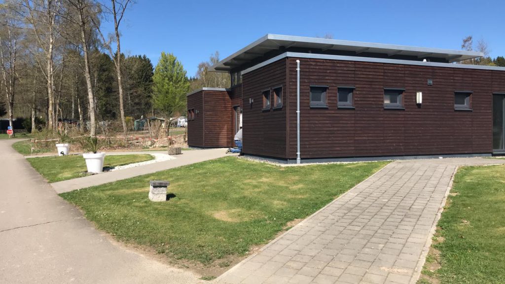 Het moderne sanitair gebouw van Camping Reinsfeld