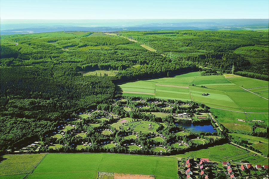 Camping Reinsfeld vanuit de lucht. Heerlijk in de natuurlijk en dichtbij Trier en Saarbrücken