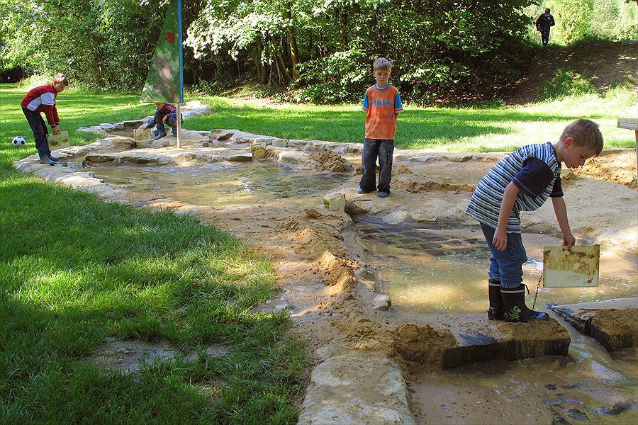 De natuurspeeltuin die veel gebruikt wordt door de kinderen van de camping